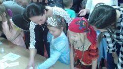 Vanessa i Lenka również postanowiły powróżyć sobie i swoim bliskim